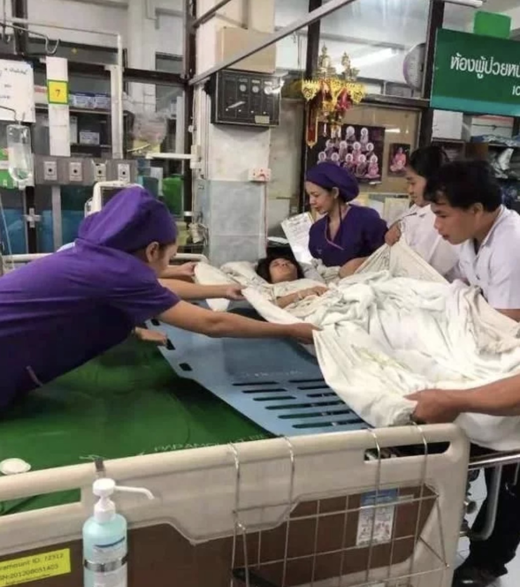 王暖暖在醫護人員診治後奇蹟生還，卻失去了腹中孩子。（網上圖片）