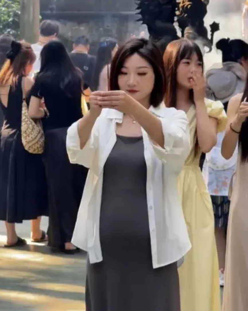 王暖暖上香祈求母子平安。（抖音截圖）