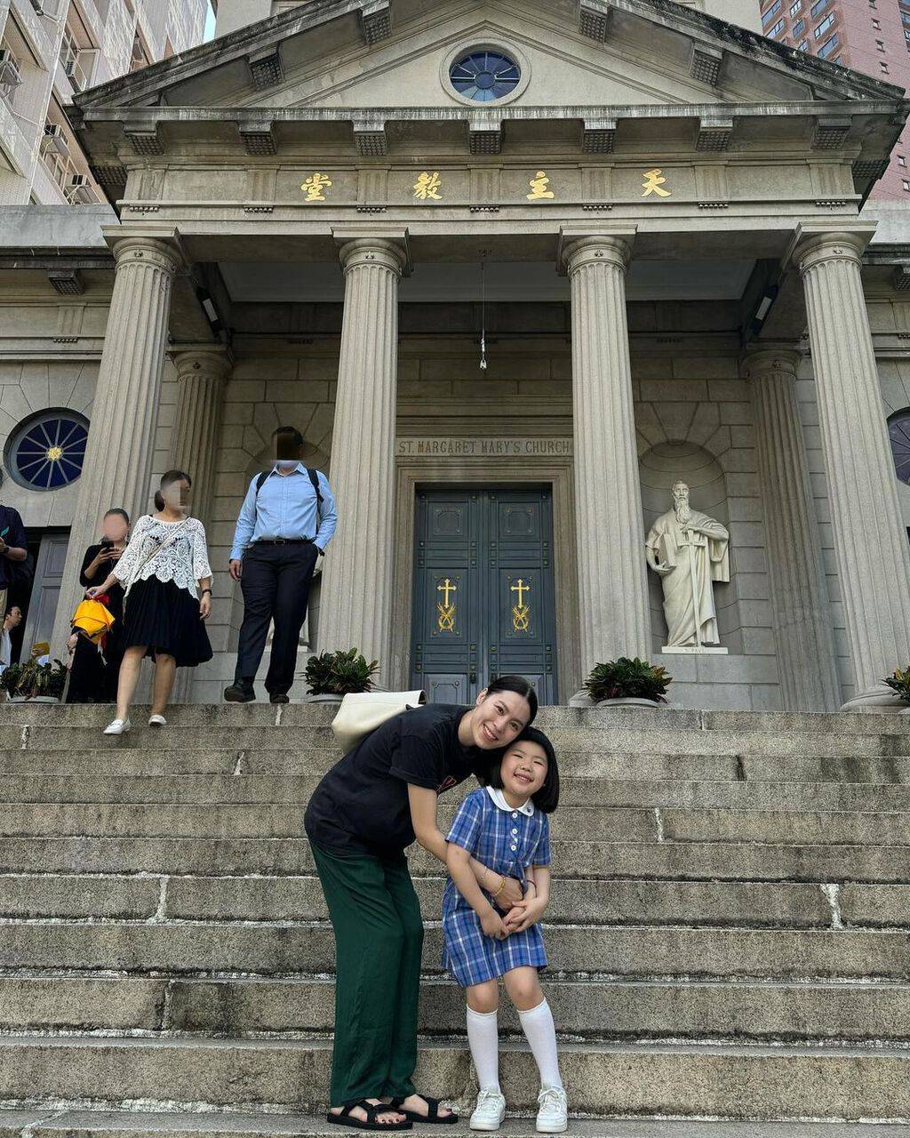 Sophia與元元在幼稚園門外拍照留念。（圖片來源：IG@lucy.is.good）