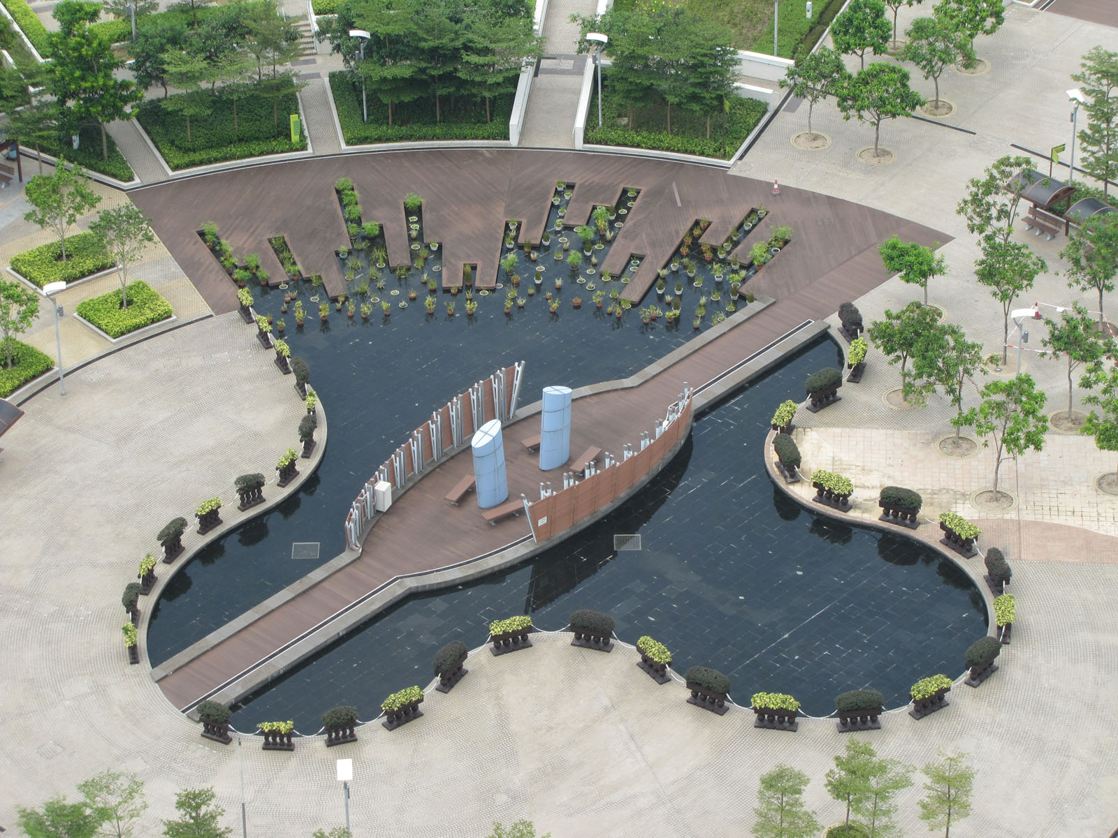 青衣東北公園內的戶外籃球場及露天廣場亦設有多項有趣好玩的親子互動遊戲,歡迎市民參加,費用全免。