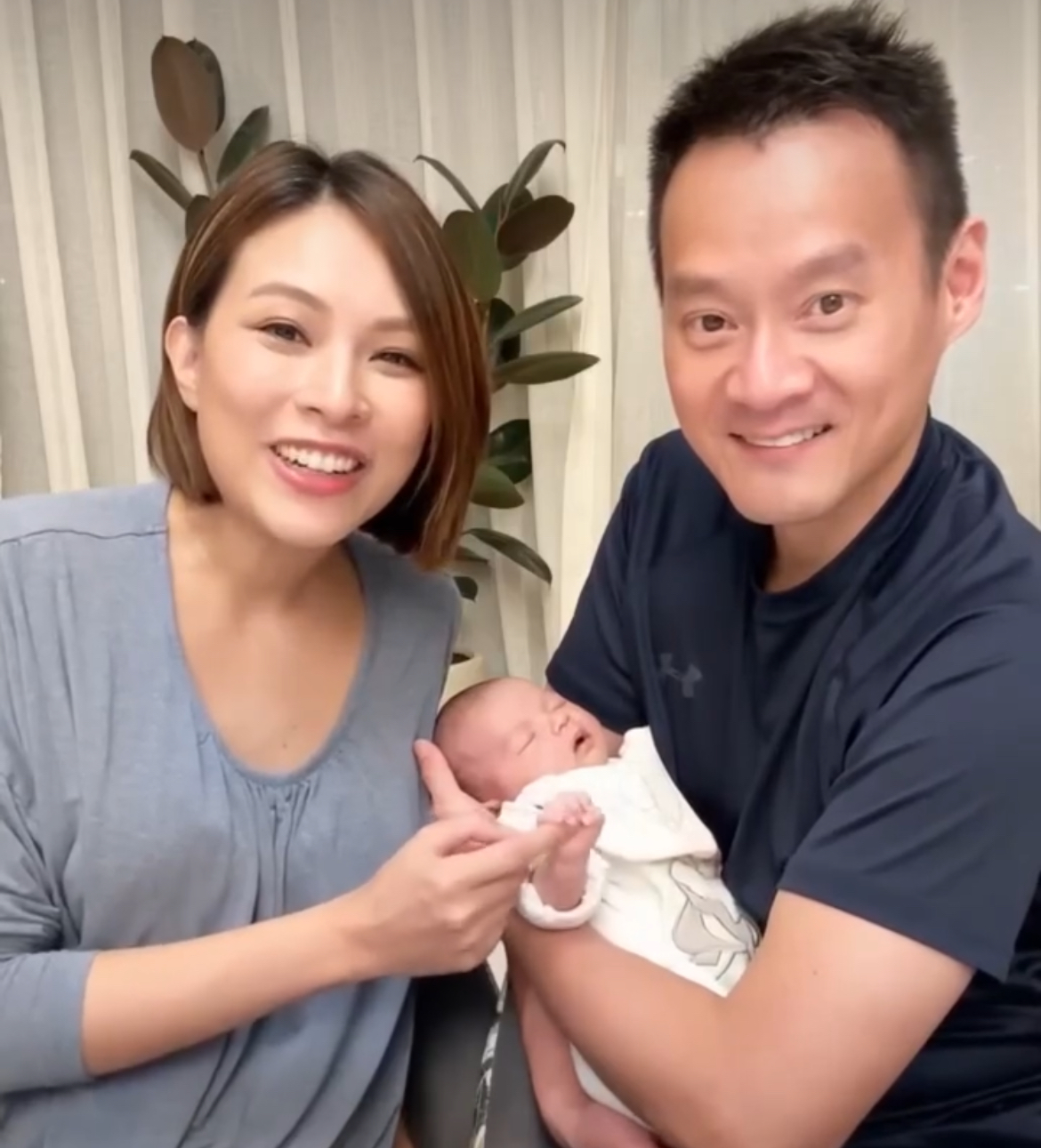 朱慧敏去年底為心臟科醫生老公陳良貴去年誕下女兒Shera，一家三口樂也融融。（圖片來源：IG@queeniechu422）