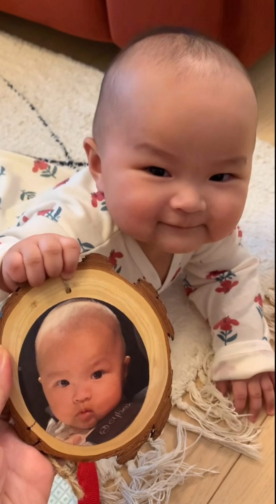 朱慧敏女兒Shera趴著與媽媽互動，頭仔手仔相當有力。（圖片來源：IG@queeniechu422）