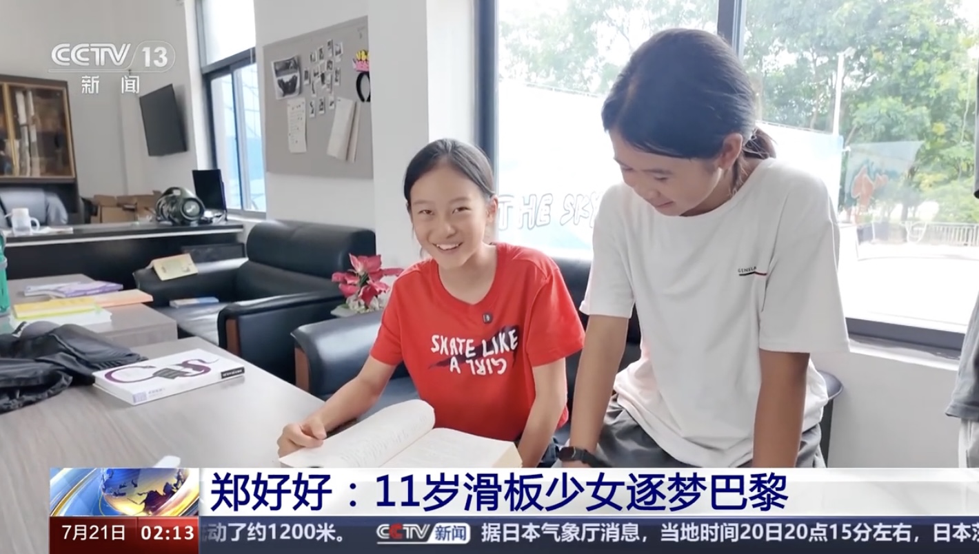 鄭好好的媽媽放棄了原先的工作，為支持愛女投身滑板運動成為廣東滑板隊的翻譯員。（圖片來源：CCTV電視截圖）