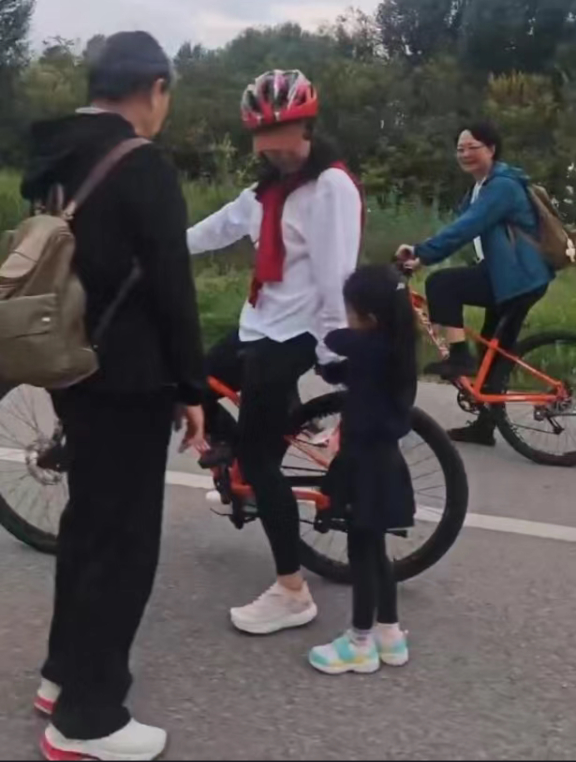 郭晶晶被拍到在雲南洱海踩單車。（圖片來源：小紅書）
