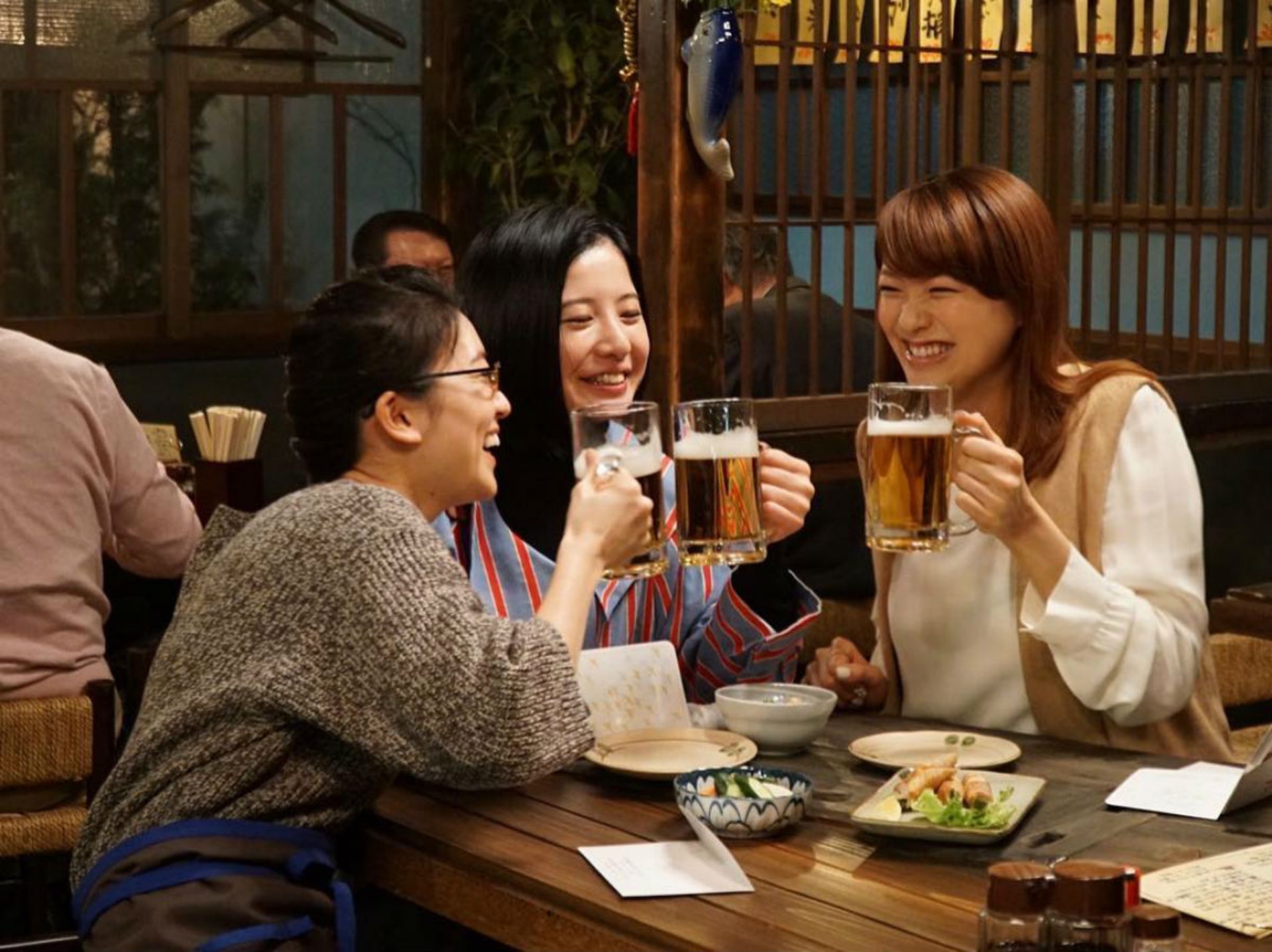 若經前症候群症狀嚴重，飲酒減壓的聯誼活動就要適可而止了。（示意圖：《東京妄想女子》劇照）