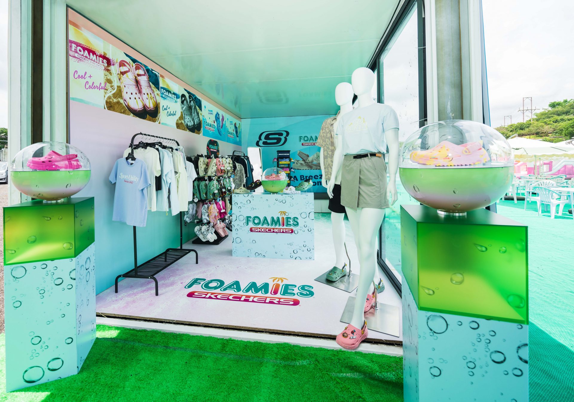 場內設有全港首個戶外 Skechers Foamies 防水涼鞋期間限定店，推出限定特別優惠。