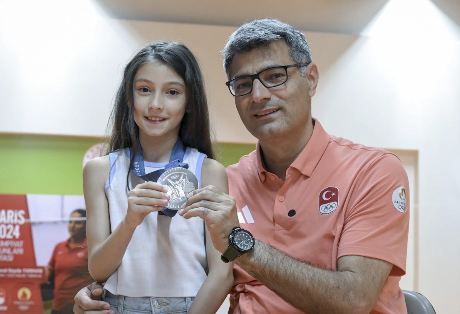 Yusuf Dikec 在奧運獲得銀牌後，與9歲女兒Basak Dikec一起接受媒體訪問。（圖片來源：Turkey Today）
