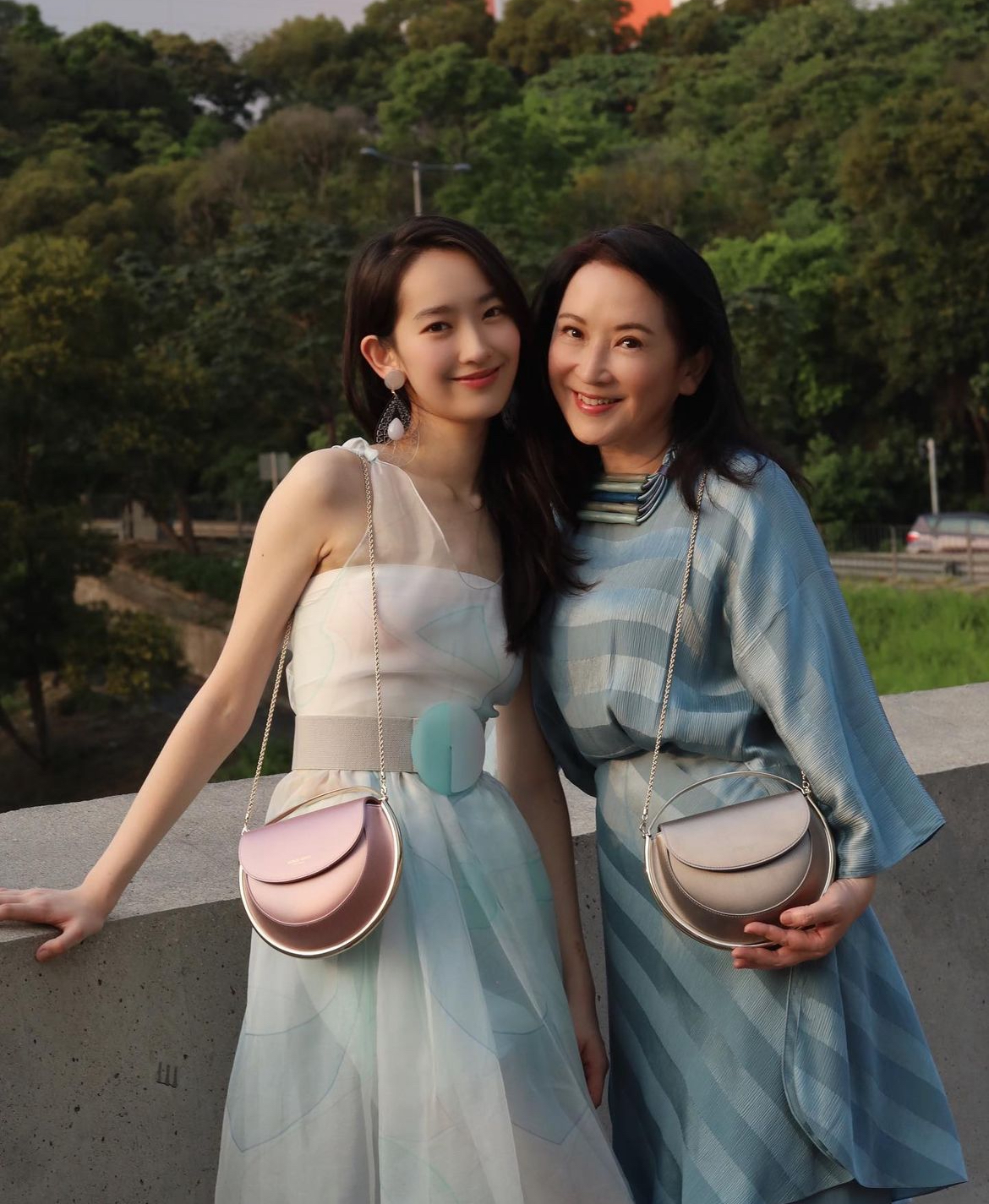 龔慈恩與林愷鈴以朋友方式相處,外型也似足兩姊妹。(圖片來源:IG@kung_mimi)