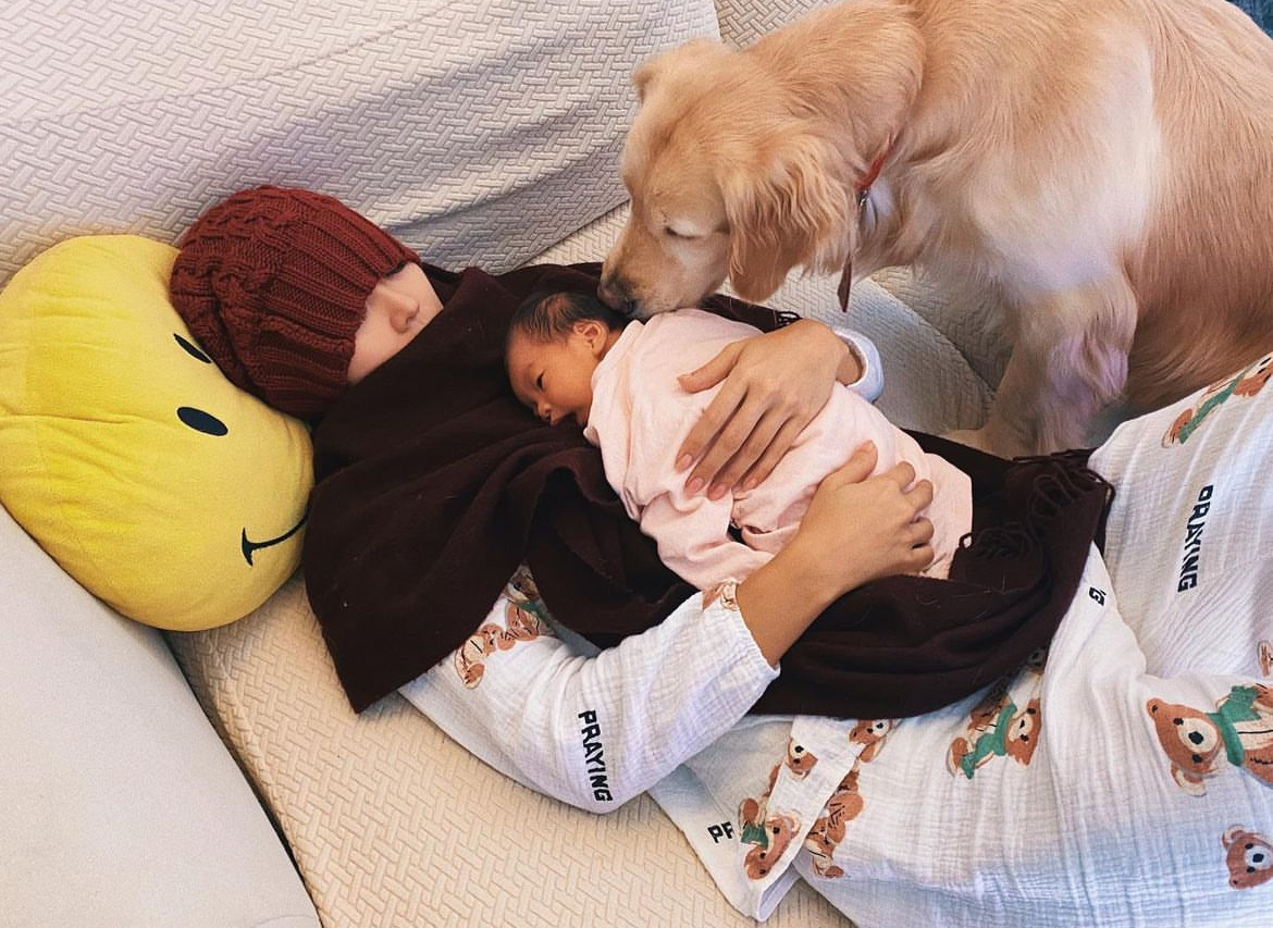 Inez剛把大女帶回家時，愛犬Molly表現得十分興奮。（圖片來源：IG@inez_leong）
