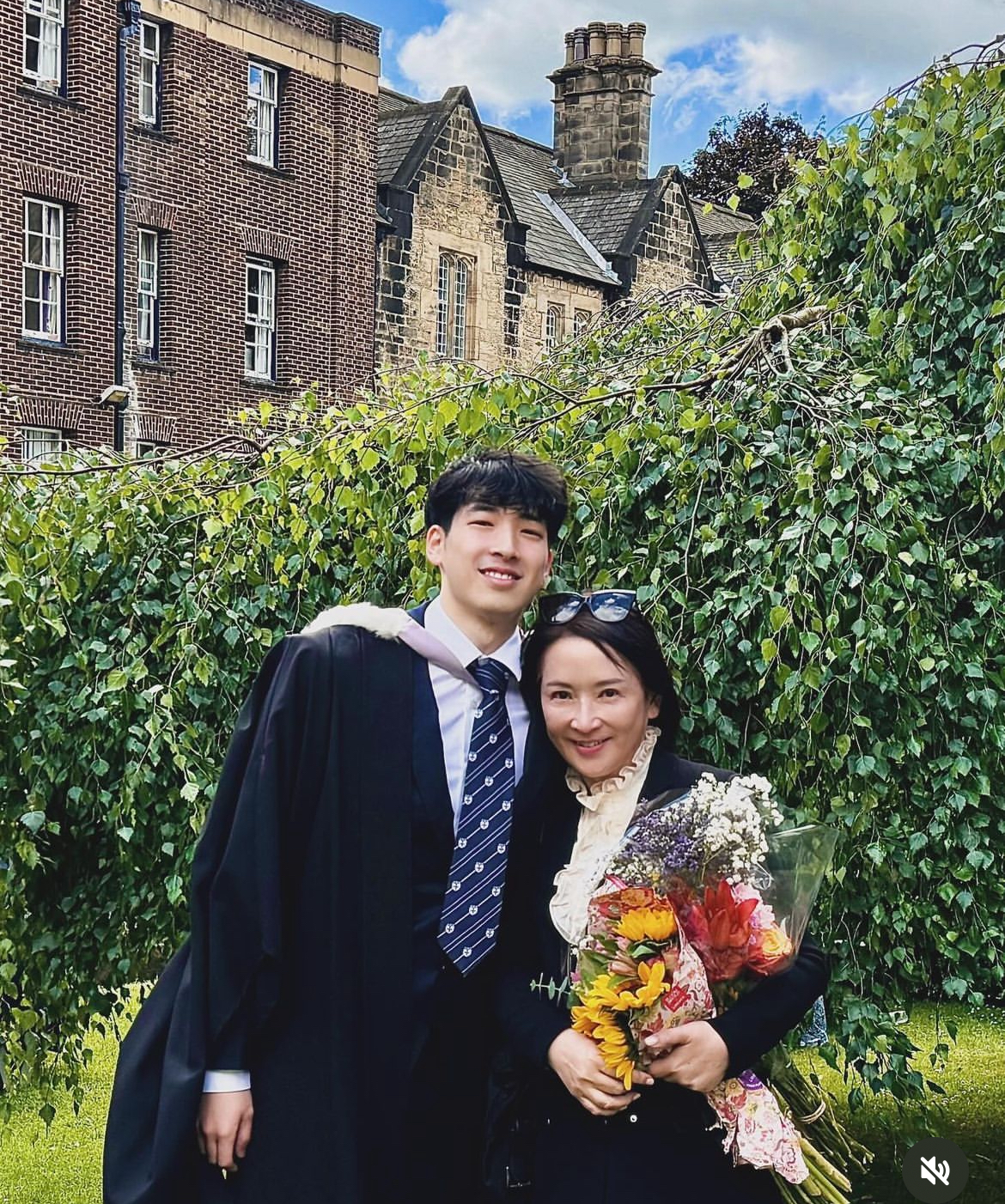 龔慈恩兒子林卓毅早前大學畢業,近日她分享了兒子的畢業照。(圖片來源:IG@kung_mimi)
