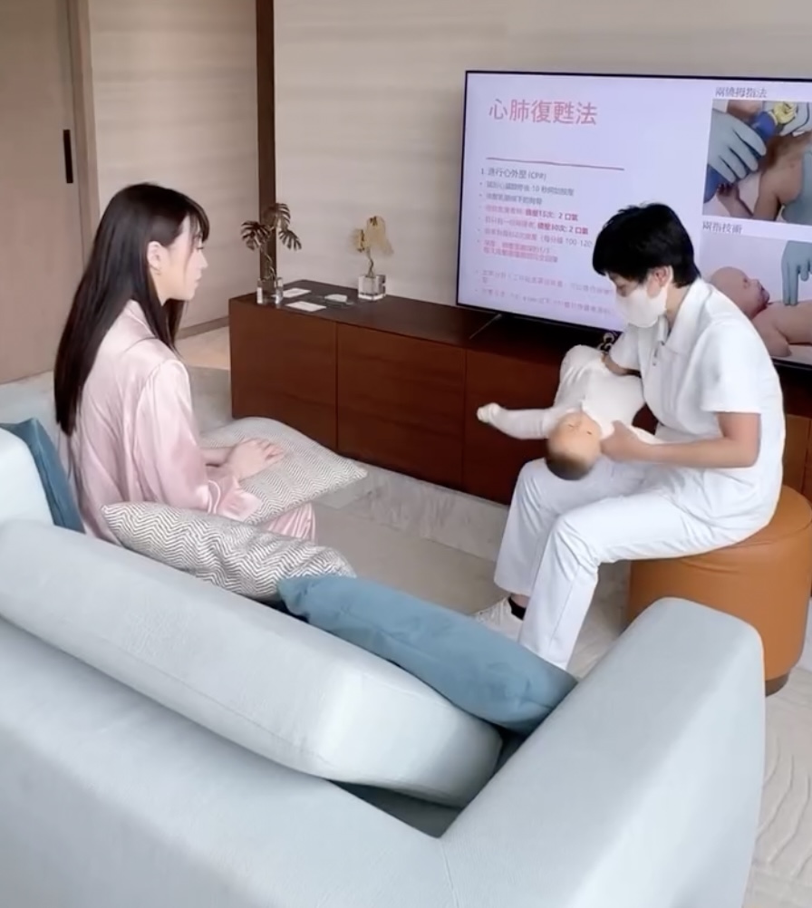 連詩雅把握機會學習照顧BB知識。（圖片來源：IG@shi_ga）
