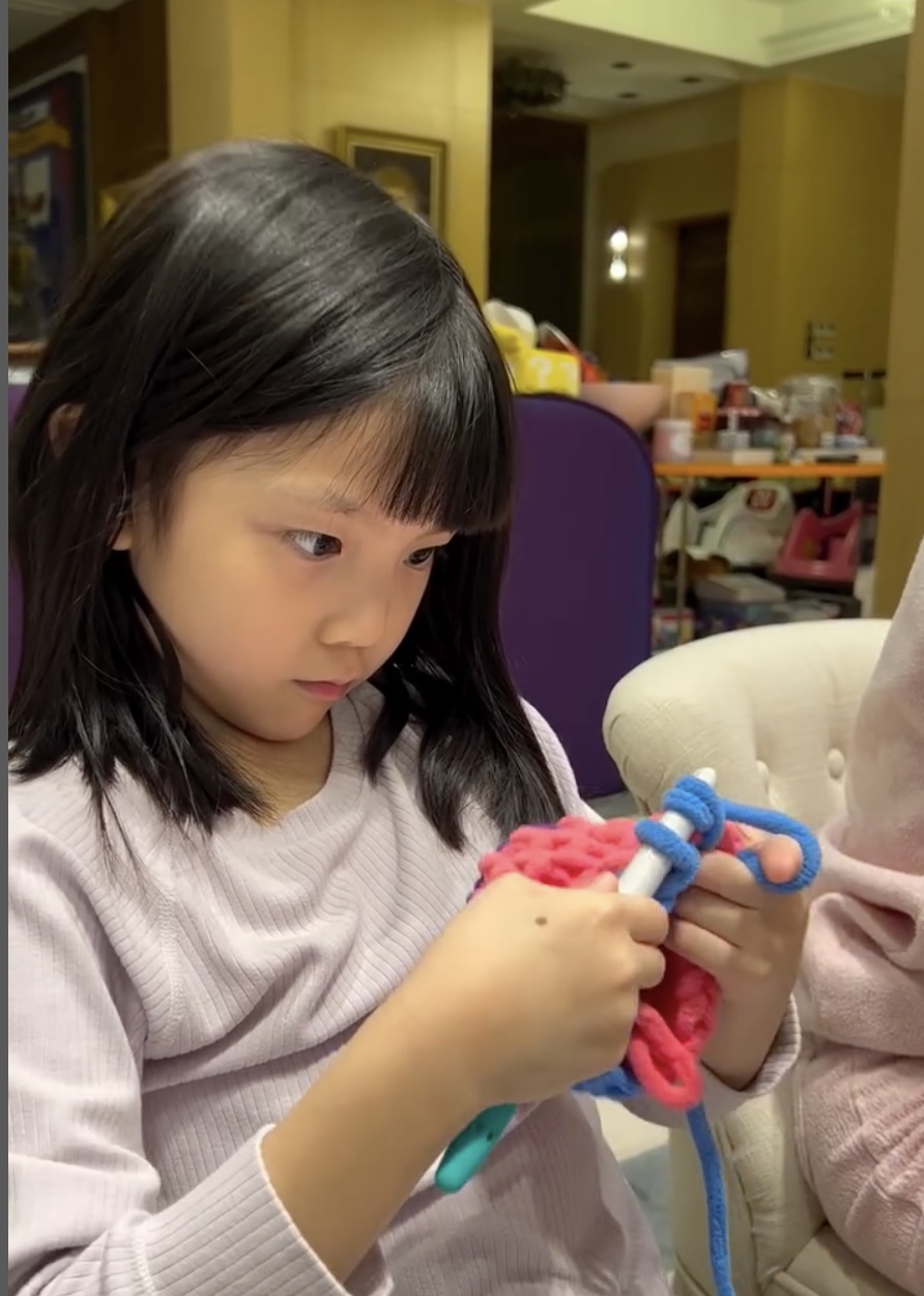甘比5歲細女5歲細女劉秀兒（Josie）都加入勾織行列。(圖片：IG@happyyarn_kimbee)