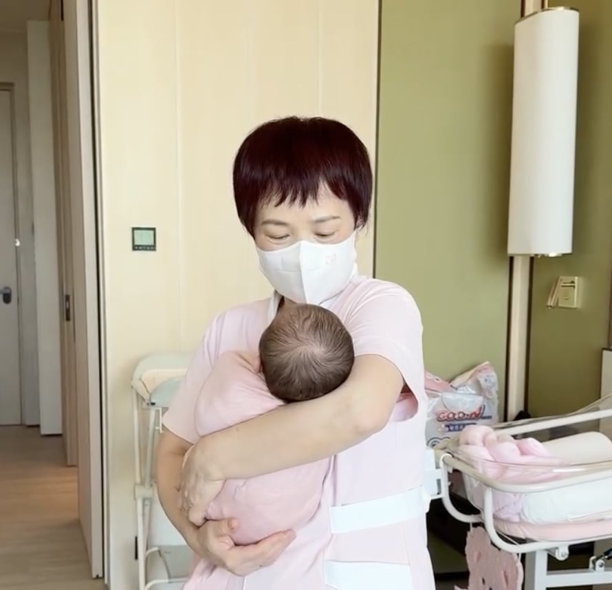有陪月姨姨幫手照顧BB，連詩雅份外放心！（圖片來源：IG@shi_ga）