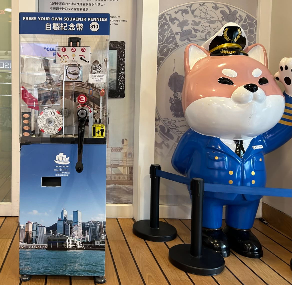親自製作Caption Shiba紀念幣。