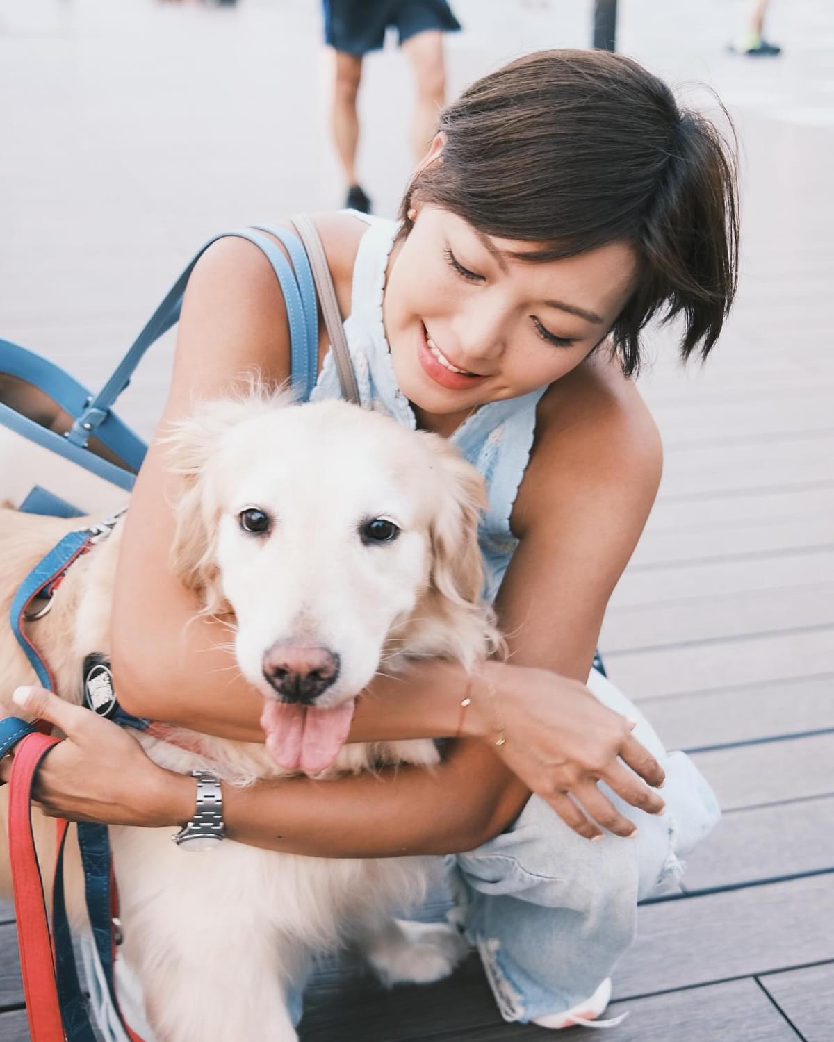 Molly被Inez領養之前是狗場的繁殖犬，需要不停生育。Inez感覺自懷孕後，Molly已經感覺體會得到，經常挨在她身上，默默陪伴。（圖片來源：IG@inez_leong）