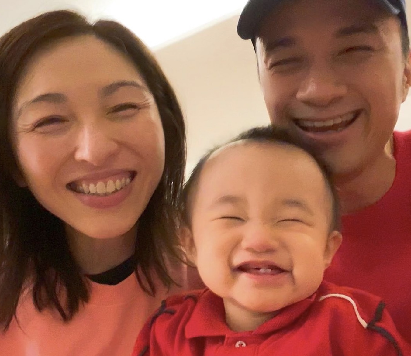 同是經理人與歌手這個夢幻組合，Lorraine於 52歲之齡誕下兒子。（圖片來源：IG@leoku）