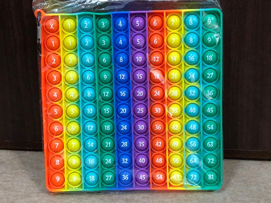 數十元一個Pop It玩具，可以讓小朋友邊玩減壓玩具，邊學習乘數表。（圖片來源carosell）