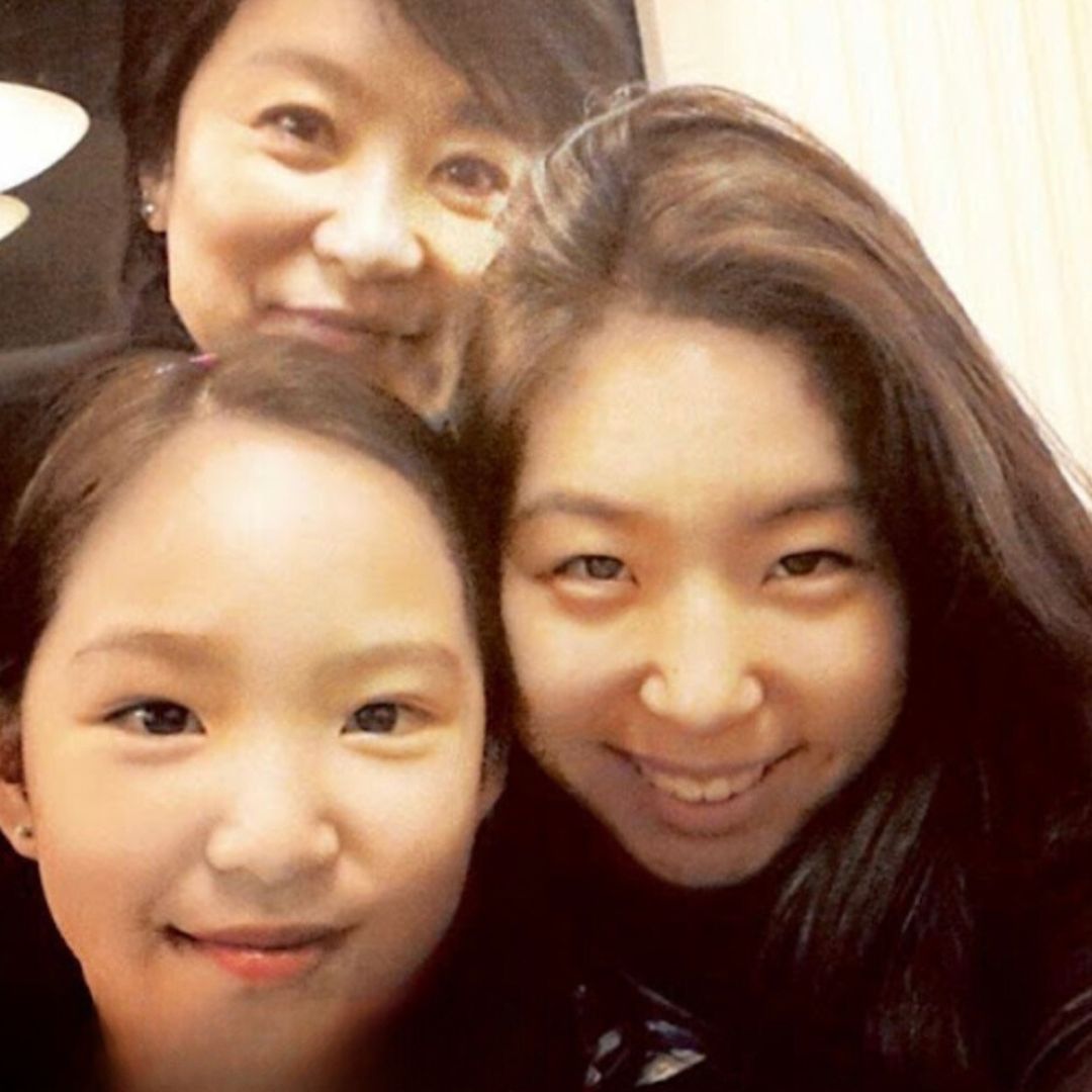 42歲時生下大女兒邢愛林，5年後47歲再度懷孕，產下二女兒邢言愛。（網絡圖片）