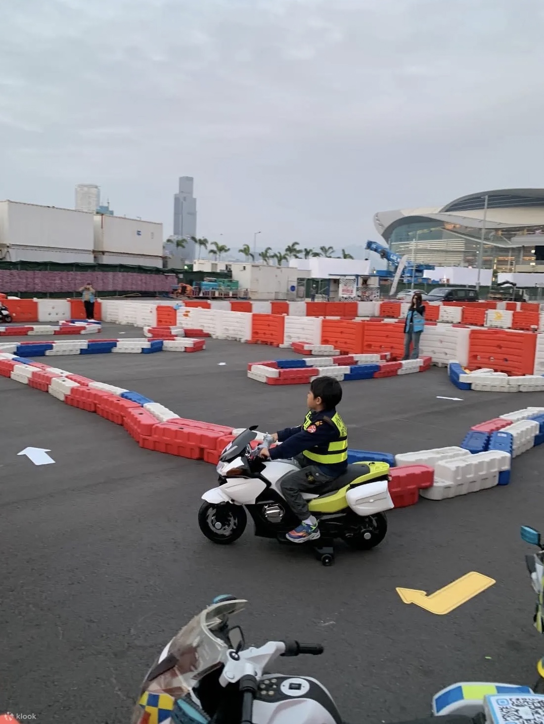 灣仔龍景8號電動車場