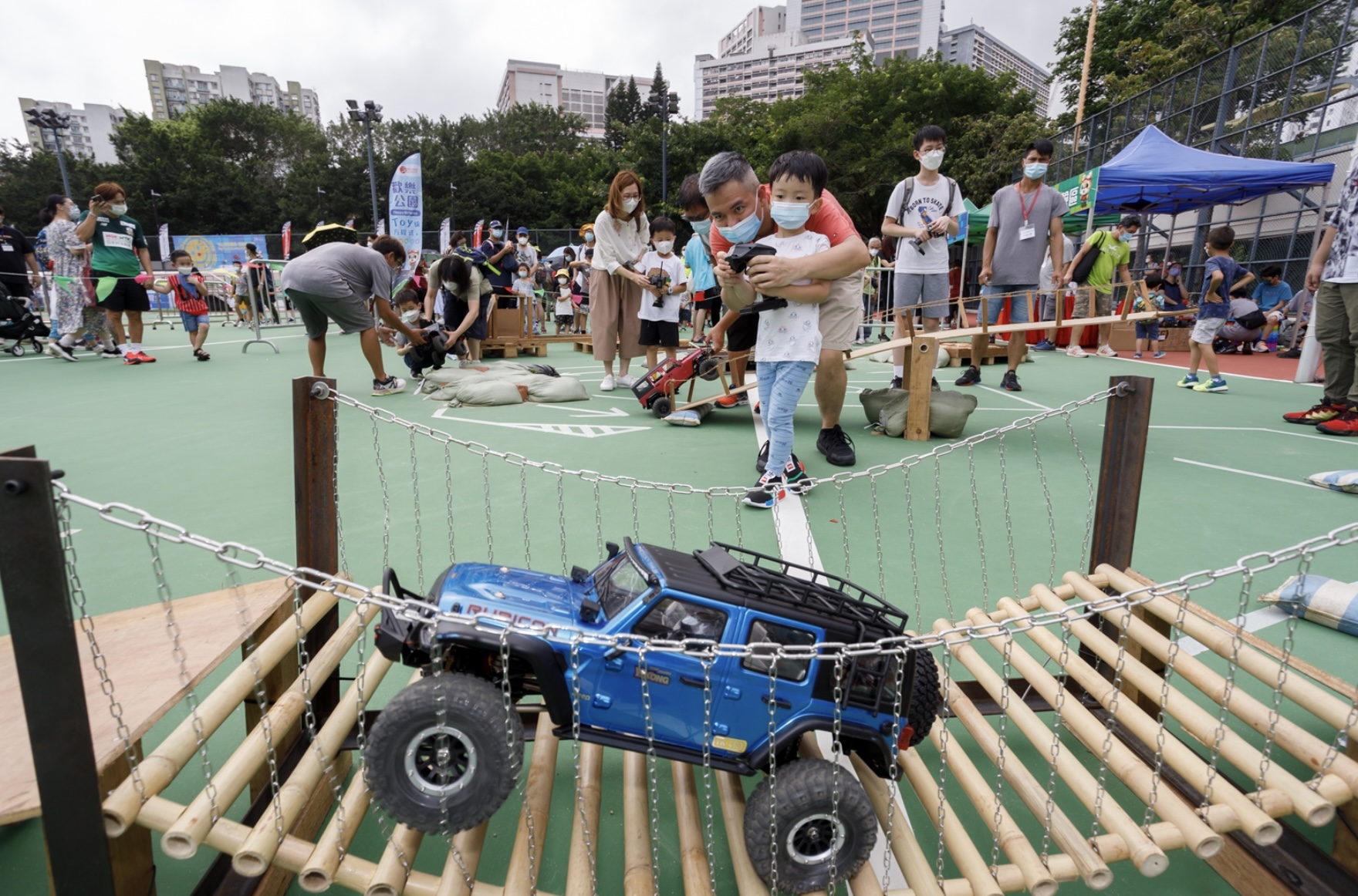 現場設有遙控模型爬山車試玩區。