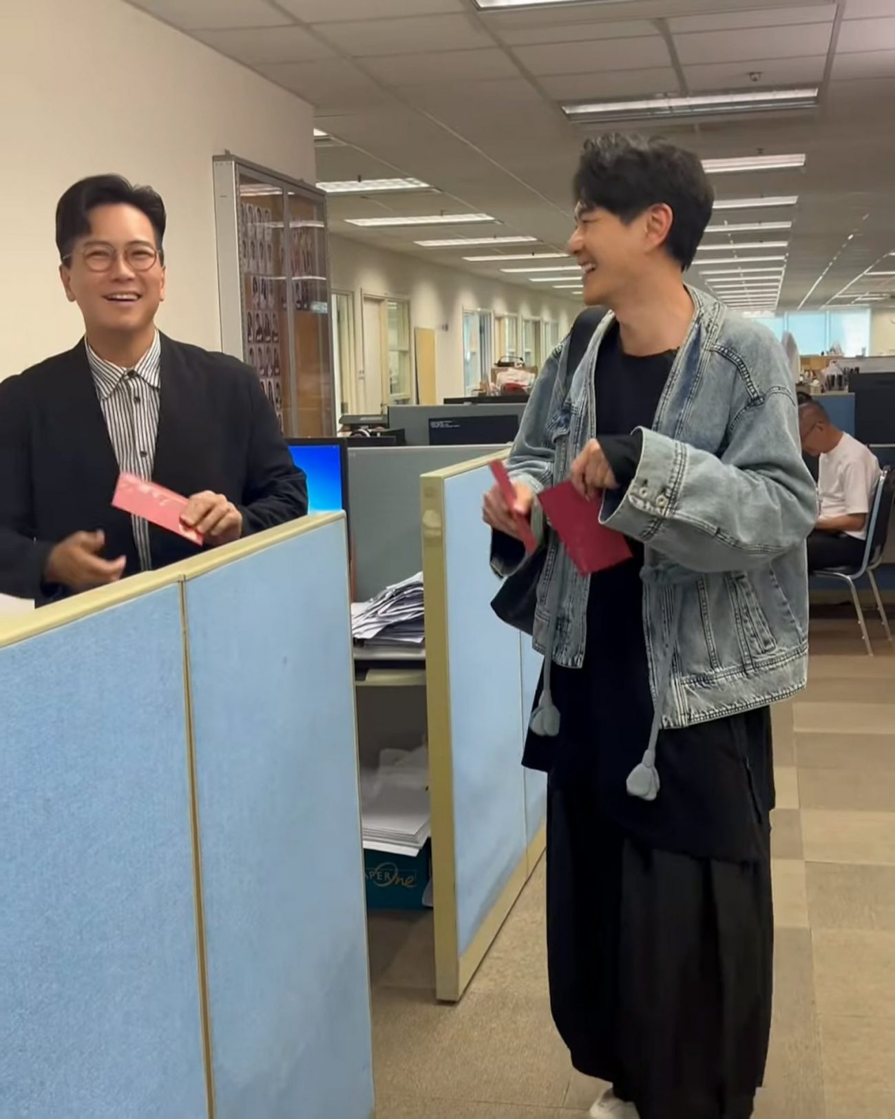 蕭正楠到TVB電視城大派薑醋券，與同事們分享兒子出生的喜悅。(圖片來源：IG@edwinsiu)
