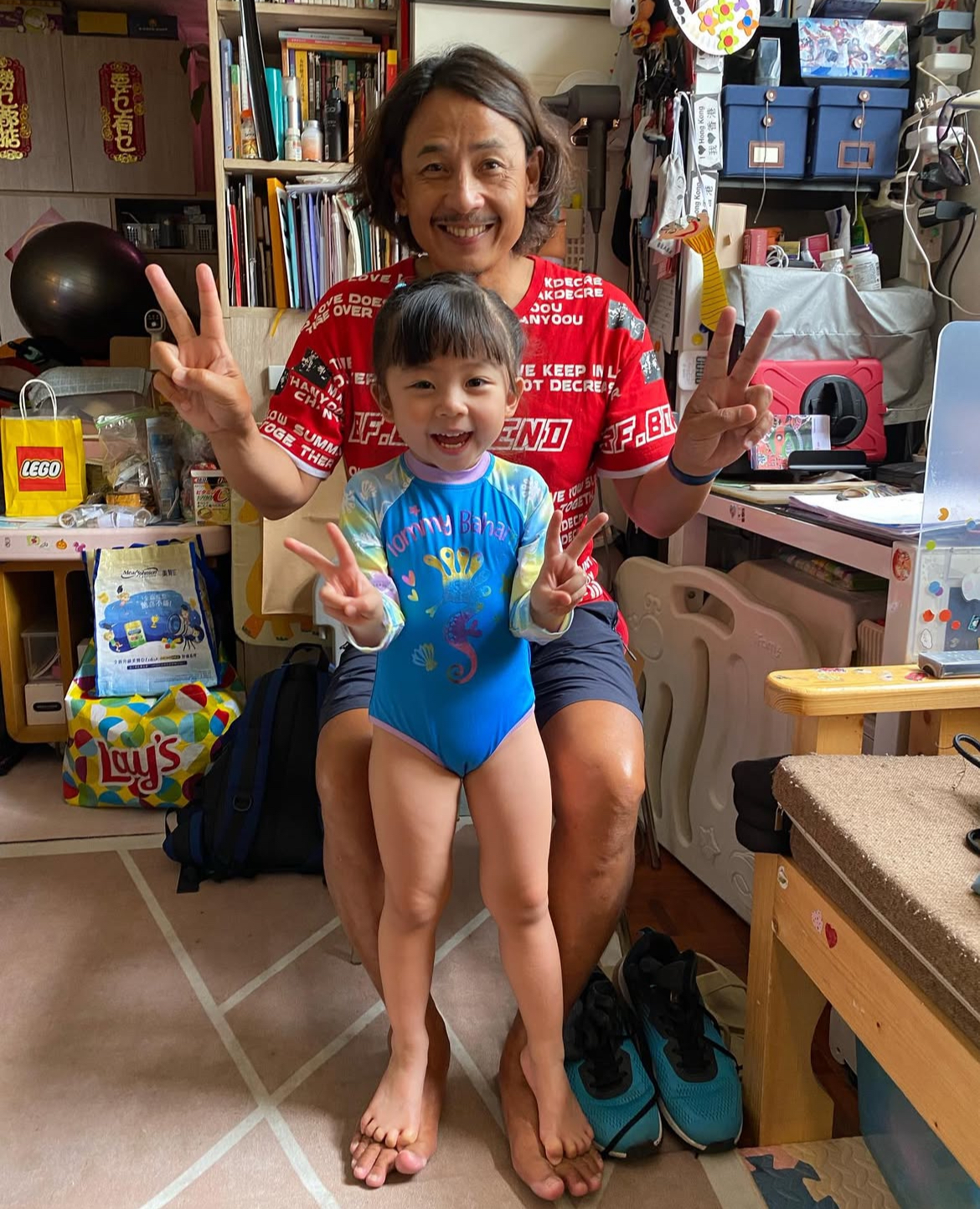 黃澤鋒女兒精靈活潑，跟隨爸爸習泳，是小飛魚一名。(圖片來源：IG@briancfwong)
