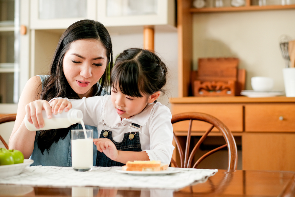 母女 親子時光 倒牛奶