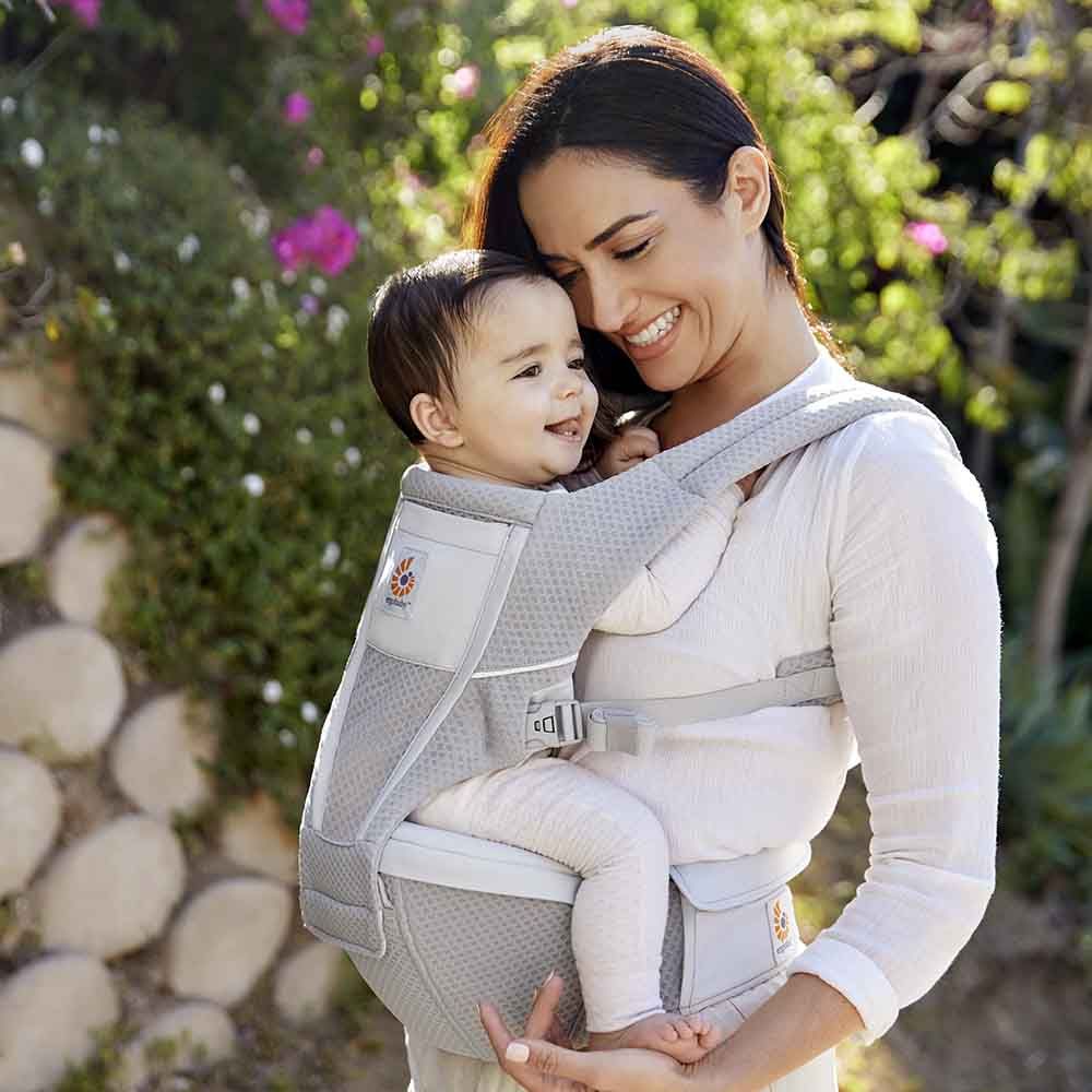 Ergobaby Omni Deluxe全階段透氣嬰兒背帶（原價：$2,199 / 會場價$1,799）， 附送價值超過$600贈品。