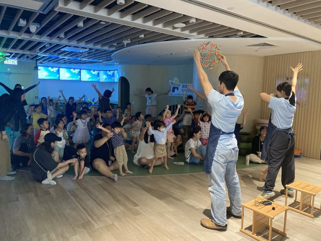 童亮館