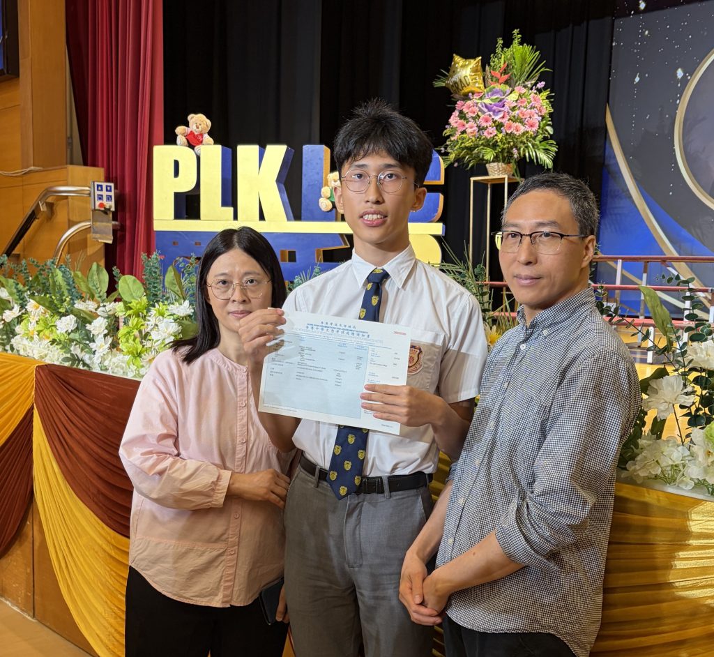 保良局羅氏基金中學黃樂彥成為今屆超級狀元與父母合照留念。（圖片來源：學校提供）