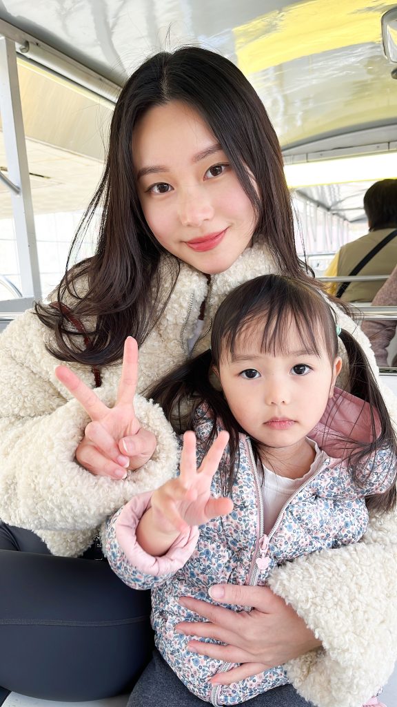 對於廣東話，Bethany選擇輕鬆自然的方式讓孩子慢慢接觸，如唱兒歌、看影片或與香港家人視訊聊天。（圖片來源：受訪者提供）
