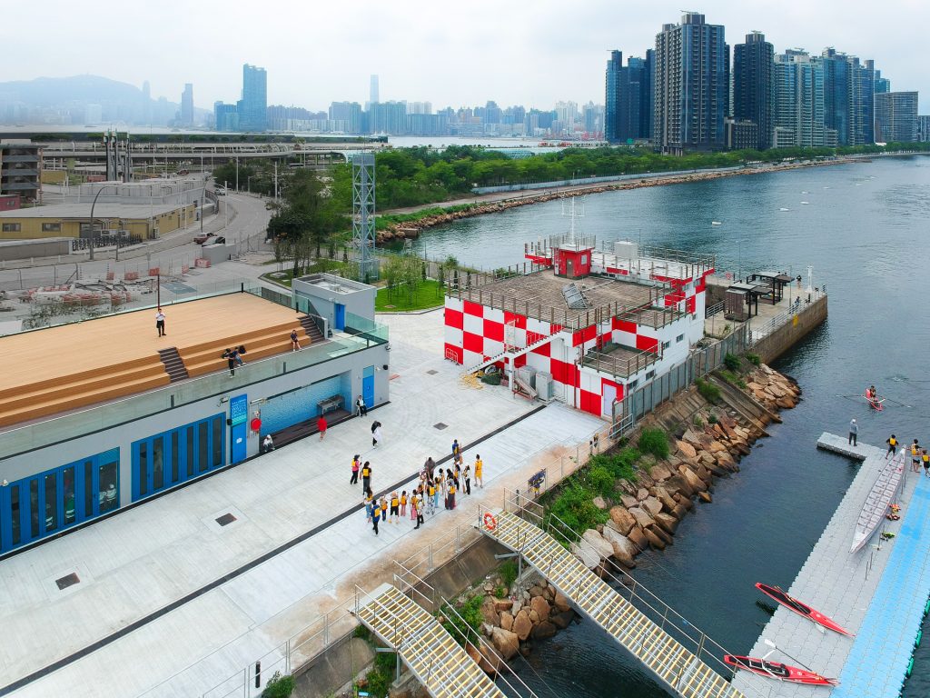 啟德體育園及馬頭角道對開水體空間適合發展水上運動，配合海濱設施，打造融匯旅遊、娛樂、商業與休閒的「東維港灣區」。（圖片來源：賽馬會啟德水上運動中心）
