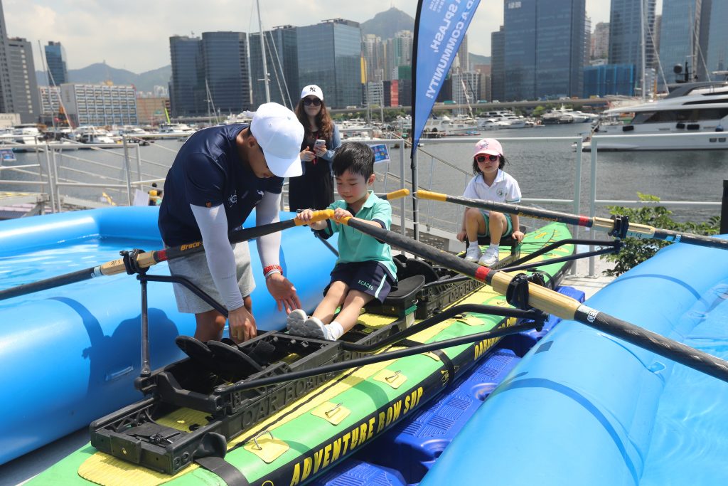 中心所有水上活動皆由本地體育總會認可的專業導師 指導,確保安全。（圖片來源：賽馬會啟德水上運動中心）