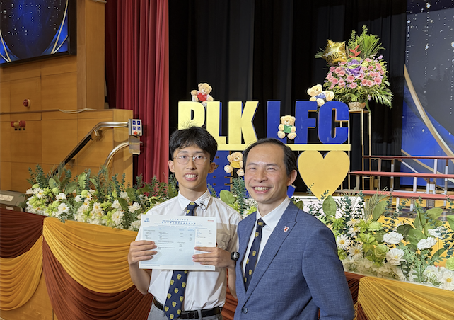 保良局羅氏基金中學黃樂彥成為今屆超級狀元與校長合照留念。（圖片來源：學校提供）