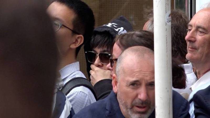 周杰倫扮粉絲看老婆昆凌康城紅地毯