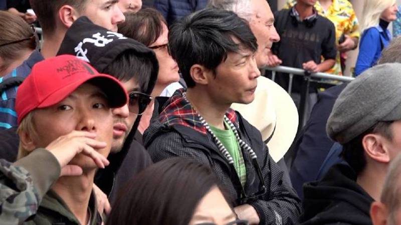 周杰倫扮粉絲看老婆昆凌康城紅地毯