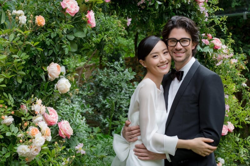 陳法拉在法國時間5月18號於巴黎，與相戀三年多的法籍男友Emmanuel Straschnov正式成為夫婦，步入人生美好新一頁。