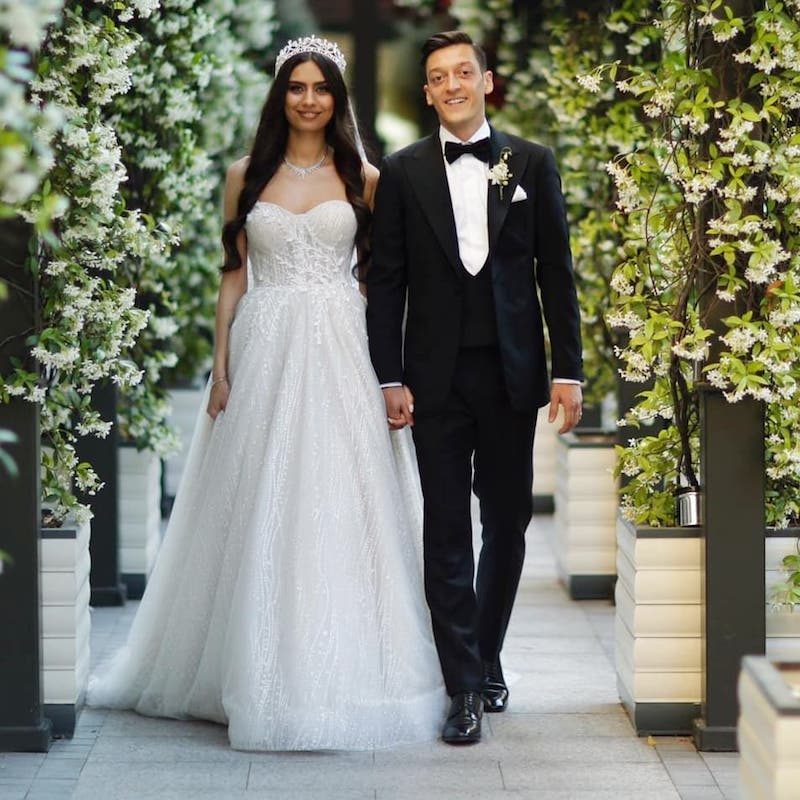 阿仙奴球星奧斯爾娶土耳奇小姐球星老婆都是大美人