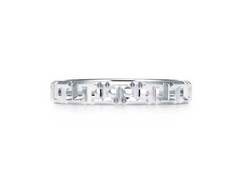 Tiffany & Co. 簡約俐落與時尚感兼備的設計非常容易配搭日常造型
