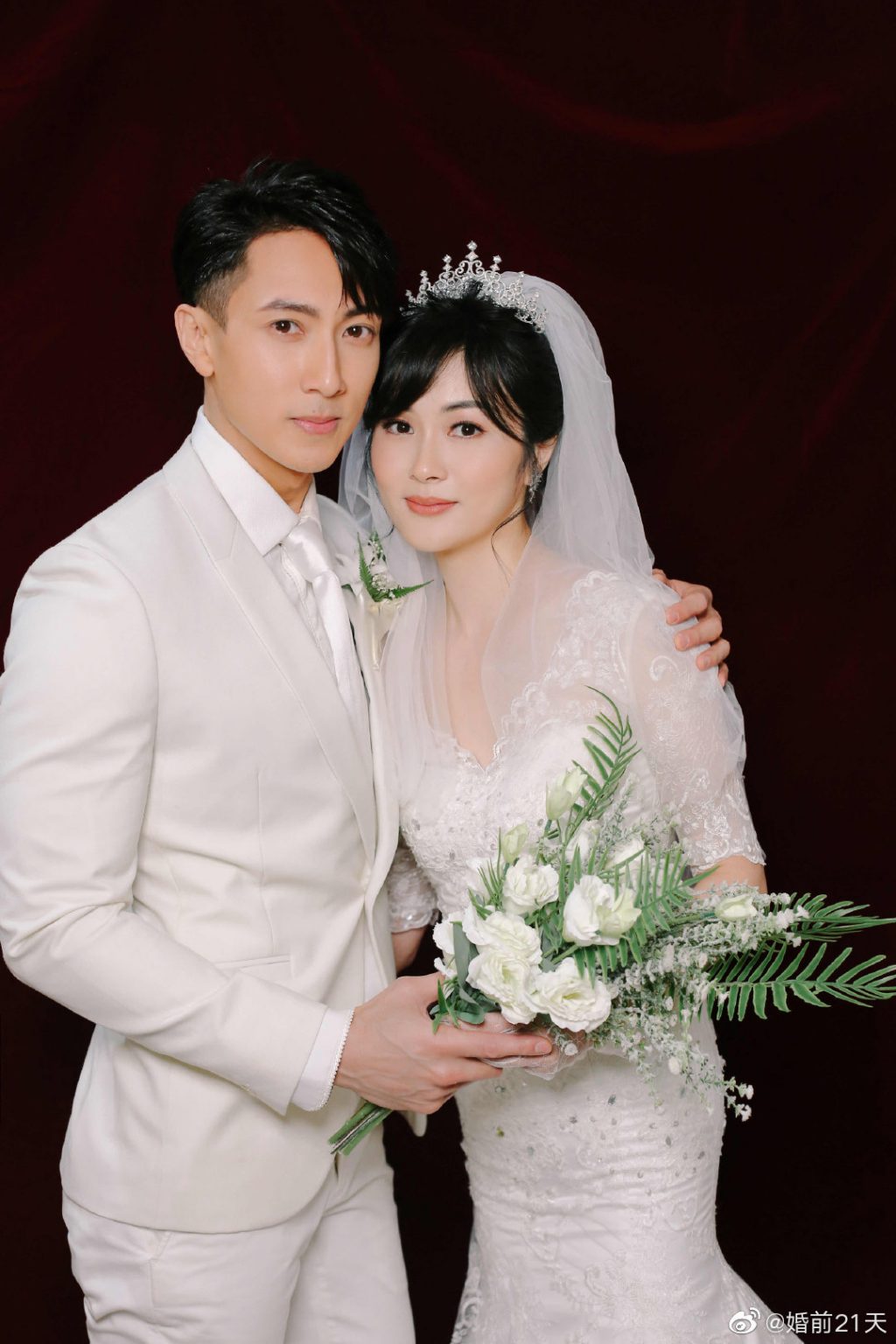 吳尊穿上簡約白禮服林麗吟穿上魚尾白婚紗