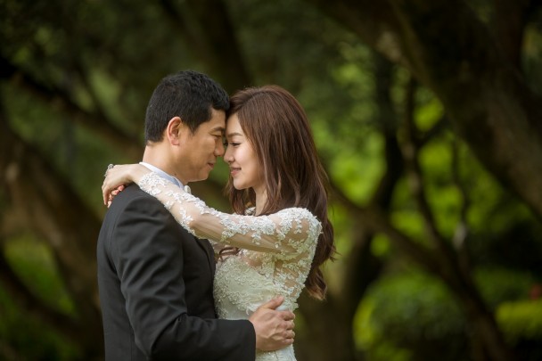 她身穿低胸喱士婚紗跟老公攬腰錫錫
