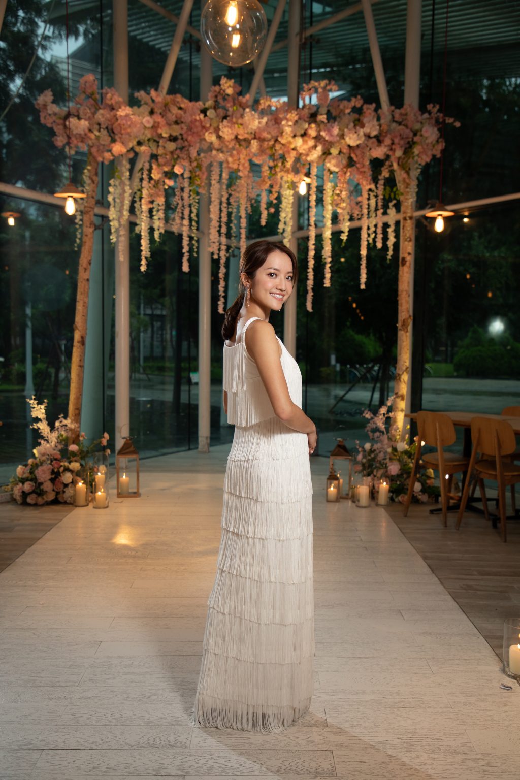 配合返輕婚禮，新娘子鍾意選擇簡約嘅婚紗