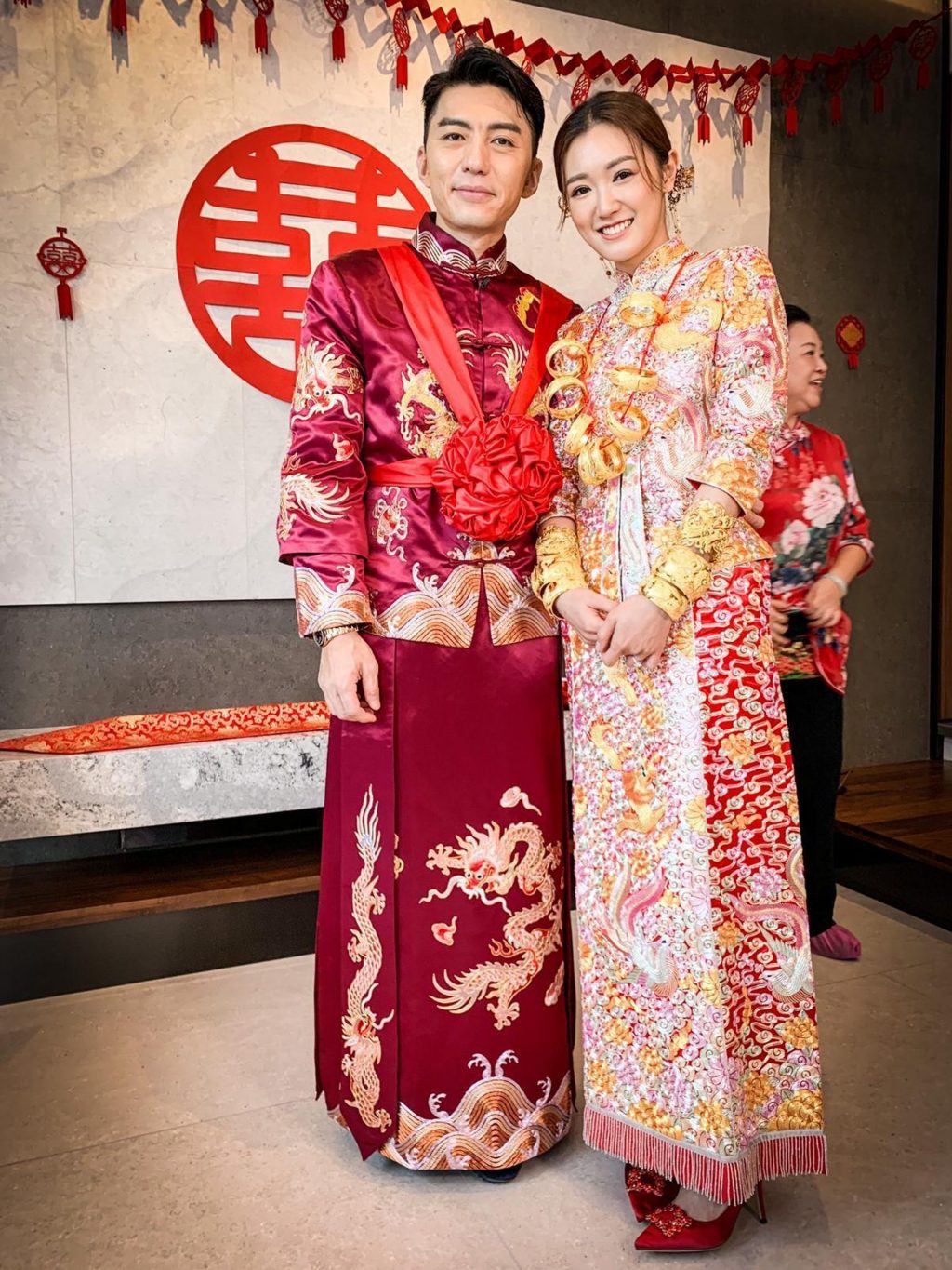 張寶兒戴上7對龍鳳鈪