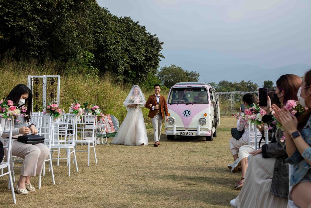 提供「餓?之van」俾一對新人做進場花車
