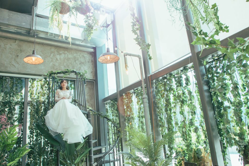 一條歐陸式旋轉樓梯吸引住，MC可以企上樓梯主持婚禮，新人可以坐喺樓梯影相