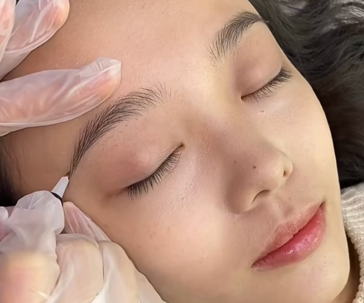 港女紋眉失敗被𠝹傷爆血慘變高低眉！飄眉、霧眉前4大注意事項 這類人絕對不適合做？