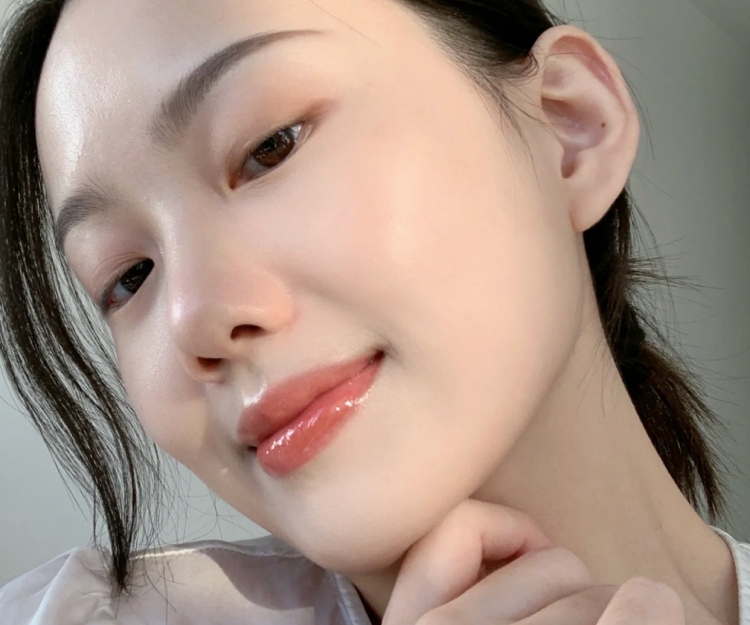 網民分享混油肌超強持久底妝法!粉底液混合XX:實測一整天不卡粉不溶妝