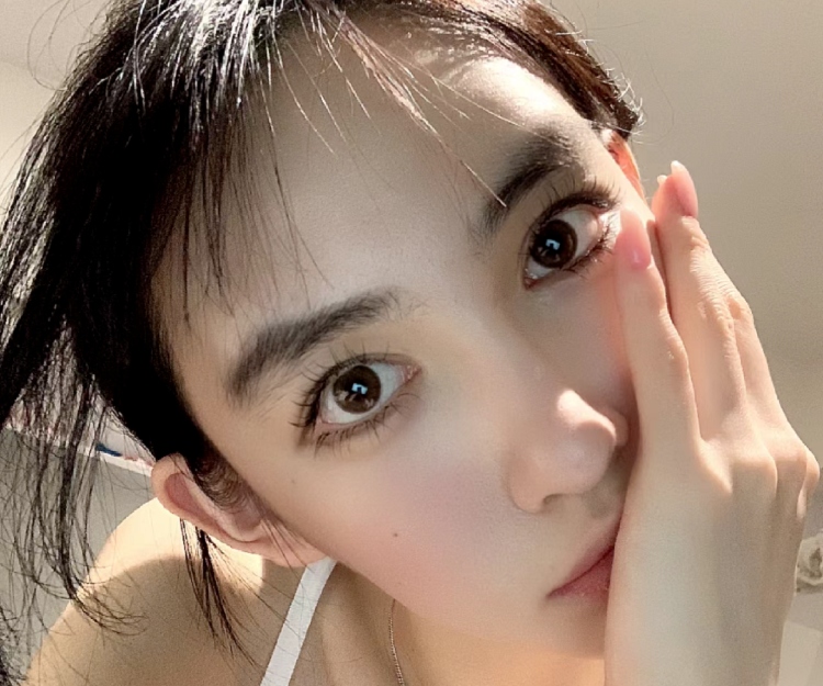 台女卸眼妝卸不淨引眼疾隨時影響視力!必學正確不傷眼卸眼妝方法、好用眼唇卸妝液推薦