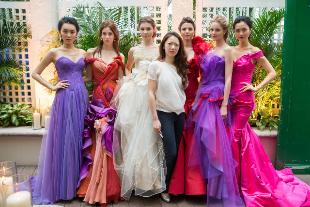 穿上 Vivian Luk 繽紛珊瑚裙