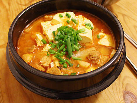 自己做。泡菜豆腐湯 (김치국)